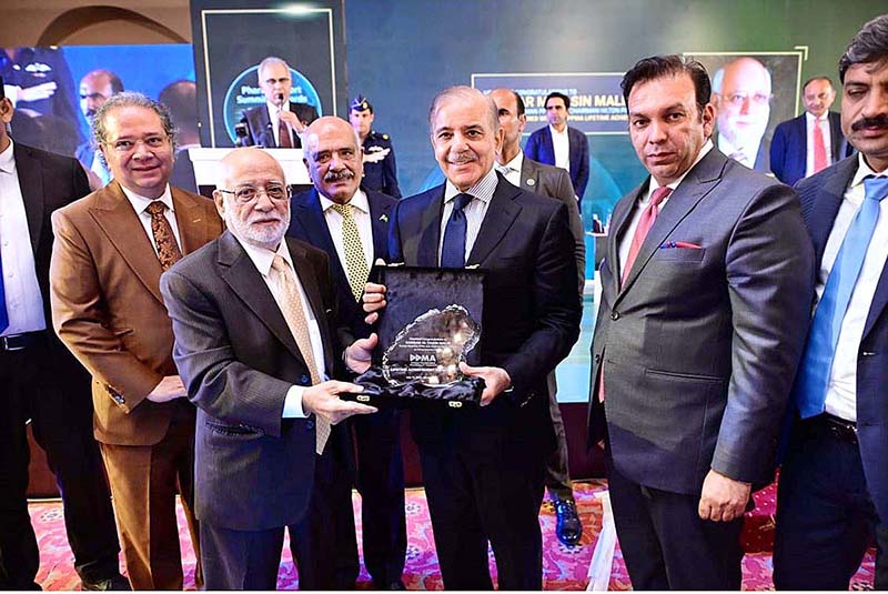 Prime Minister Muhammad Shehbaz Sharif Presenting Lifetime Achievement