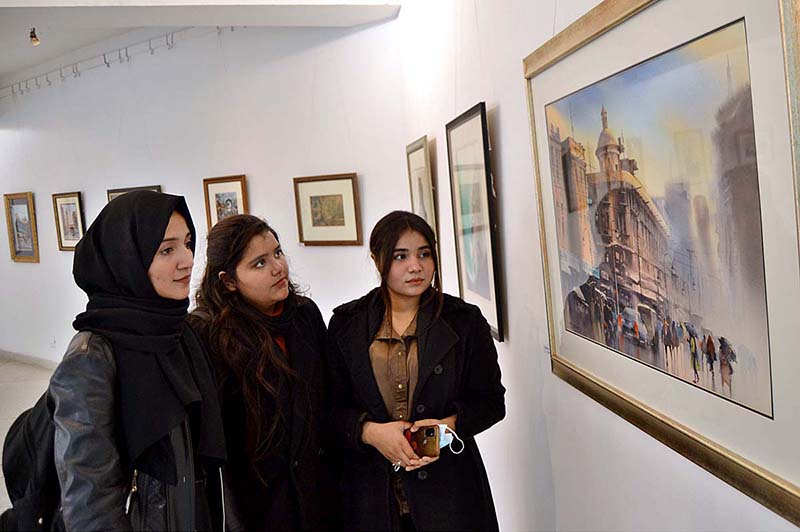 Artist Sarfraz Musawir giving final touch to his artwork during World Watercolor Day & IWS 11th Anniversary organized by the Lahore Arts Council at Alhamra