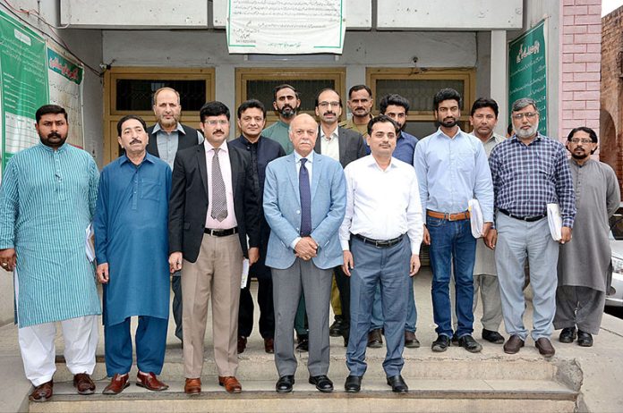 Group photo of officers of AG Office with Associate Advisor to Regional Secretariat Federal Ombudsman Faisalabad Syed Ghazanfar Mehdi during his visit to Accountant General (AG) Office Faisalabad