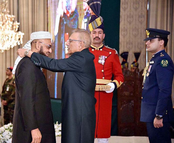 President Dr. Arif Alvi conferring the Pakistan Civil Award of Sitara-i-Imtiaz upon Maulana Muhammad Hanif Jalandhari in recognition of his services as a Religious Scholar at the Investiture Ceremony on Pakistan Day, held at Aiwan-e-Sadr