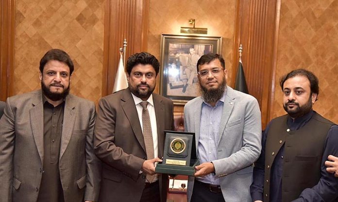 Governor of Sindh Kamran Khan Tessori giving a shield to the delegation of Pakistan Tea Association at Governor House