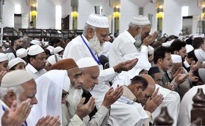 A large number of faithful offering dua after Namaz-e-Juma-tul-Wida (Friday prayer) at Faisal Masjid during holy month of Ramzan