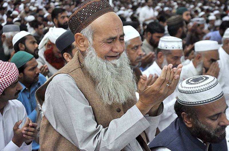 A large number of faithful offering dua after Namaz-e-Juma-tul-Wida (Friday prayer) at Faisal Masjid during holy month of Ramzan