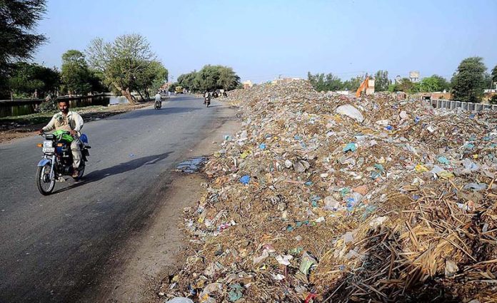 A view of garbage spreading along Vehari Chowk Road creates environmental problems and needs the attention of the concerned authorities