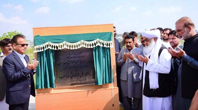 Federal Minister for of Housing and Works Maulana Abdul Wasay along with Federal Secretary for Housing and Works Iftikhar Ali Shallwani inaugurating the newly constructed 2.5km long footpath by Pak-PWD at Bani Gala