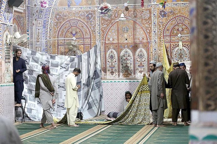 People Busy In Putting Up Curtains At A Jamia Masjid For Those Who