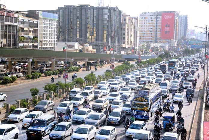 Heavy flow of traffic on Shara-e-Faisal as people trying to reach their homes before the time of Iftar