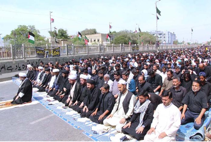 A large number of participants offering Namaz -E-Zuhr during mourning procession on the occasion of Youm-e-Ali (A.S.), the day of martyrdom on 21st Ramadan- ul-Mubarak, passing through MA Jinnah Road