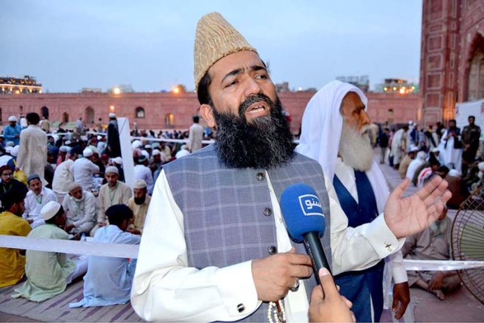 Chairman of Royat Hilal Committee Mufti Abdul Khabir Azad is addressing the media and those sitting in the Aitikaaf at Badshahi Masjid