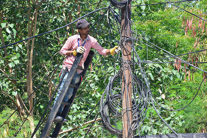 PTCL worker repairing the PTCL cable at Court Road