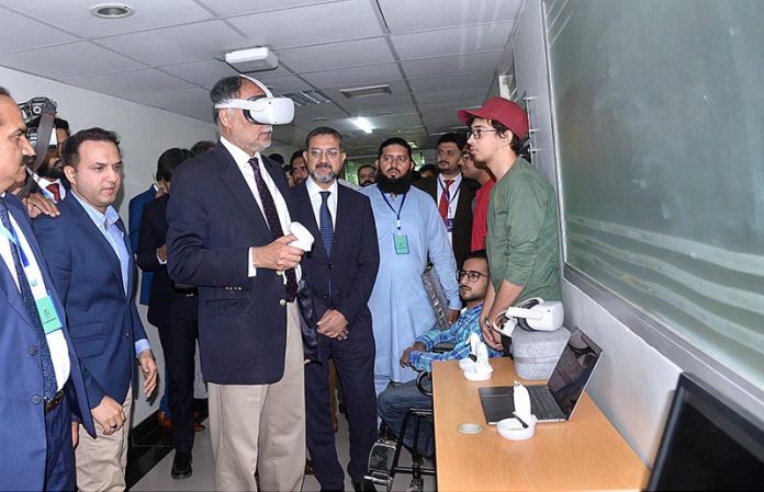 Federal Minister for Planning, Development and Special Initiatives Professor Ahsan Iqbal visits the Engineering Innovation Exhibition & Demonstration of VR, CV & Spatial Al Projects at ITU