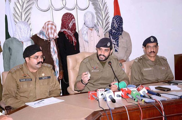 SP Iqbal Town Irtaza Kamil is giving a media briefing in police line after arresting the notorious 5 mobile phone thieves and the recovery of 340 mobile phones from them