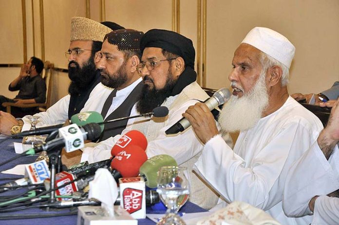 Wifaq ul Madaris, Molana Qazi Abdul Rasheed with 20 religious Ulamas and Mashaikh addressing a press conference