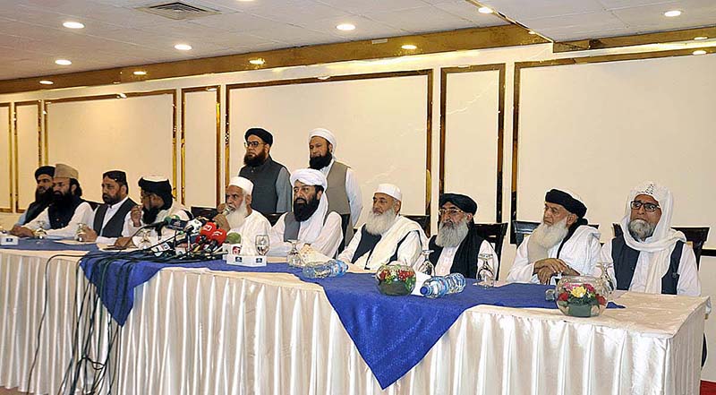 Wifaq ul Madaris, Molana Qazi Abdul Rasheed with 20 religious Ulamas and Mashaikh addressing a press conference