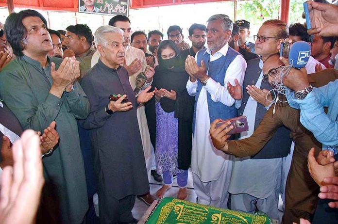 Defence Minister Khawaja Muhammad Asif offering Dua during rally of the solidarity with Pakistan Army at the Martyr’s shrine