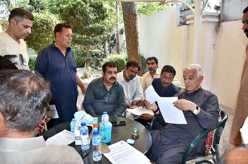 Defence Minister Khawaja Muhammad Asif offering Dua during rally of the solidarity with Pakistan Army at the Martyr’s shrine