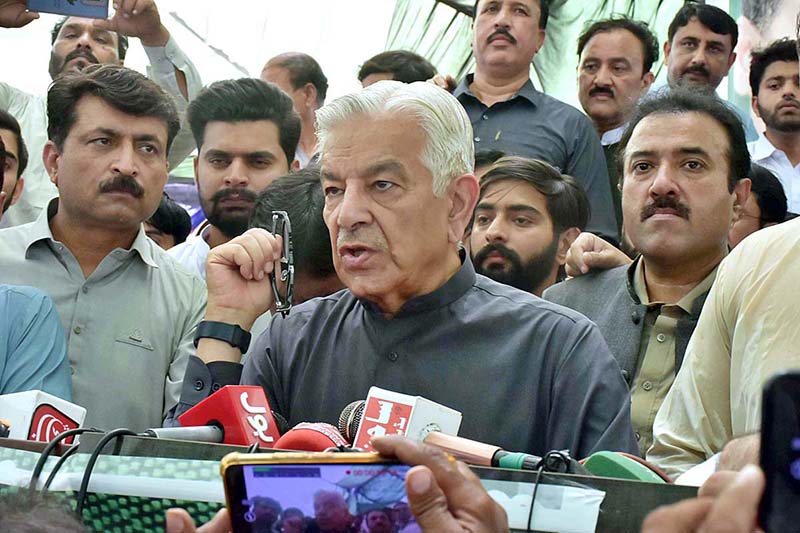 Defence Minister Khawaja Muhammad Asif offering Dua during rally of the solidarity with Pakistan Army at the Martyr’s shrine