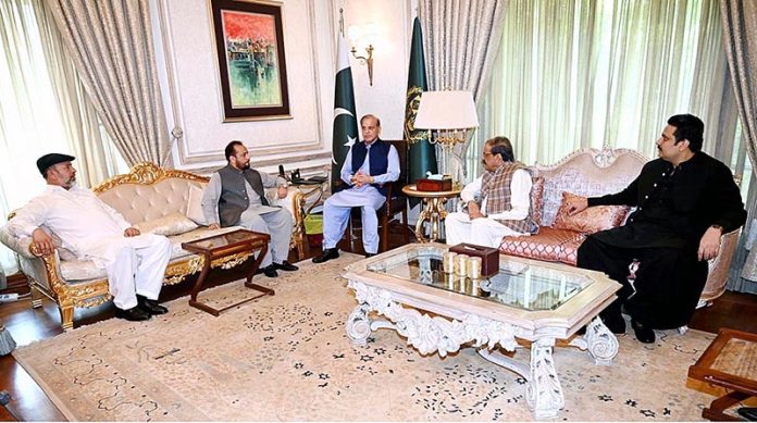 A 4-member delegation led by former MPA Khwaja Imran Nazir calls on the ...