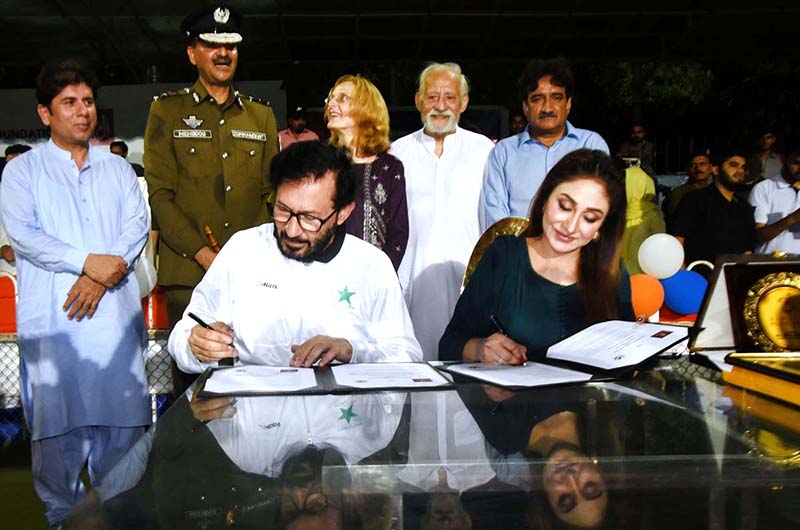 Chairperson Almarah Foundation Mrs Sofia Warriach presents souvenir to the Ambassador of the Kingdom of the Netherlands in Pakistan Henny de Vries after MOU collaboration ceremony between Almarah and SBP KJHA at National Hockey Stadium as and Dy Inspector General of police Mr.Mehboob Lilla also present