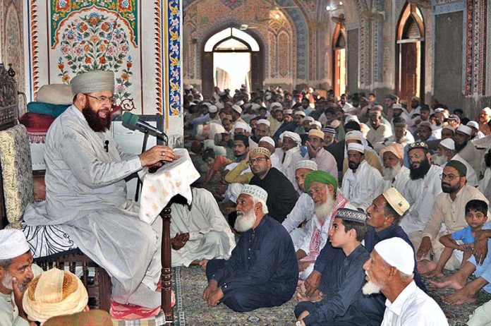 Former Federal Minister for Religious Affairs Hamid Saeed Kazmi delivering khutba during Eidul Azha at Shahi Eidgah