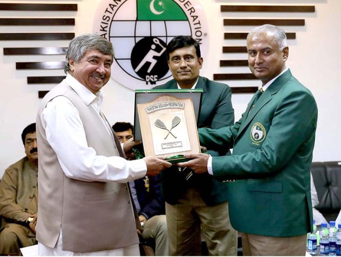 Air Vice Marshal Kazim Hammad, Senior Vice President, PSF presents souvenir to Squash legend Qamar Zaman during the 48th Executive Committee Meeting followed by the 49th Annual General Meetings of Pakistan Squash Federation (PSF) at Mushaf Squash Complex