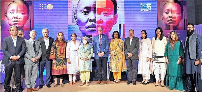 A group photo of Dr. Azra Fazal Pechuho, Sindh Minister for Population and Health, Consul Generals of different countries, President SZABIST Shahnaz Wazir Ali heads of national and international organizations taken at the occasion of launching the UNFPA’s global flagship report, the 2023 State of World Population (SWOP)