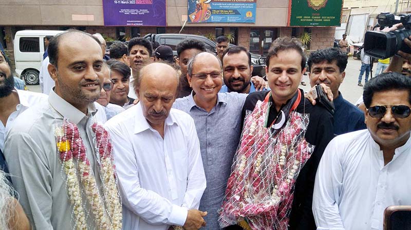 PPP Sindh President Nisar Khuhro Presents Sweets To Mayor-elect Murtaza ...