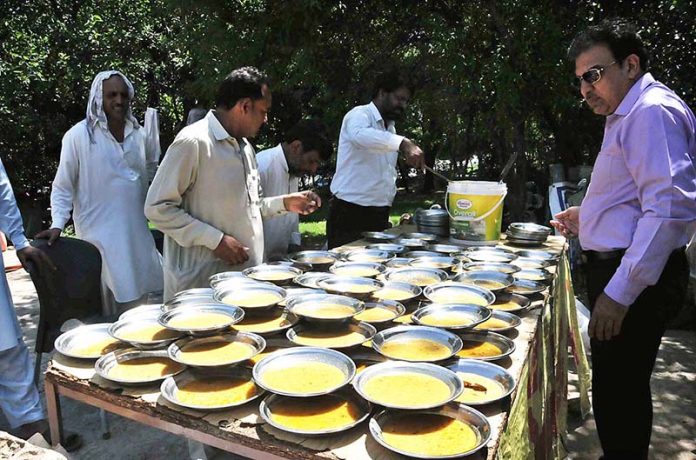 Free food being distributed by Islamabad Crescent Lions Club among the deserving people at Poly Clinic