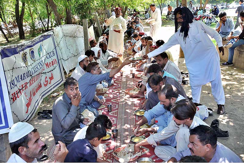 Free food being distributed by Islamabad Crescent Lions Club among the deserving people at Poly Clinic