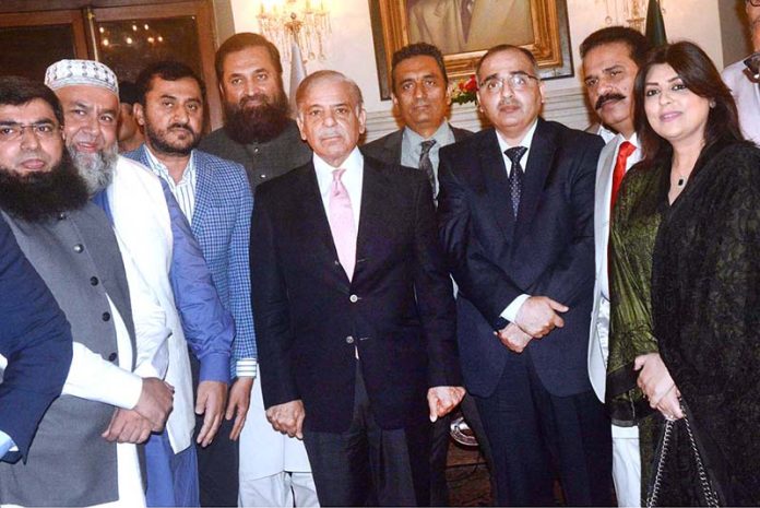 Prime Minister Shehbaz Sharif in a group photo with the delegation members of Chamber Of Commerce at Governor House