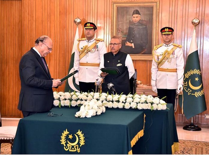 President Dr. Arif Alvi administering the oath of office to Sirajuddin Aziz as the Banking Mohtasib Pakistan at Aiwan-e-Sadr