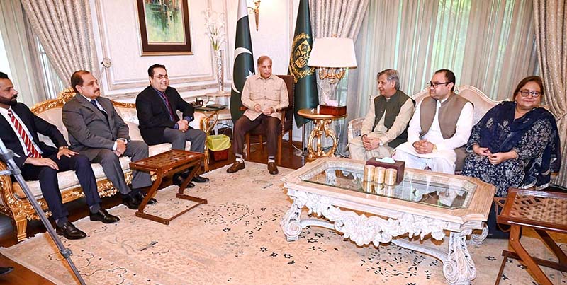 A delegation of old Ravian Association calls on Prime Minister Muhammad ...