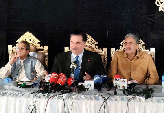 Federal Minister for Power, Engr. Khurram Dastgir Khan addressing a press conference in Phool Nagar