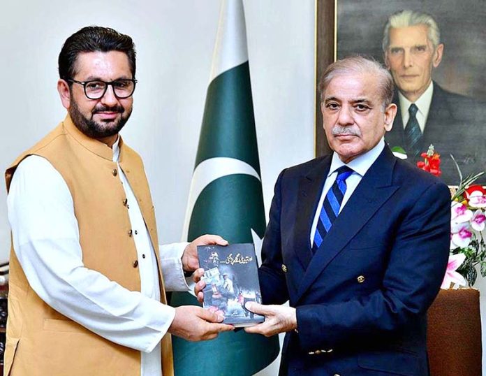 Senior Journalist Saleem Safi presenting his latest book “Aur Tabdeeli Galay Par Gayi” to Prime Minister Muhammad Shehbaz Sharif