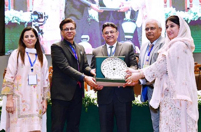 The organizing committee of the National Conference Resilient Pakistan Calibrating Population and Resources consisting of Mr Justice Amin-ud-Din Khan Mr Justice Muhammad Ali Mazhar and Ms Justice Ayesha A.Malik alongwith Secretary Law and Justice Commission of Pakistan presenting souvenir to Hon’ble Chief Justice of Pakistan Mr Justice Umar Ata Bandial