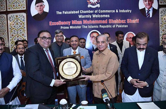 President of FCCI Dr. Khurram Tariq presents souvenir to Prime Minster Muhammad Shehbaz Sharif