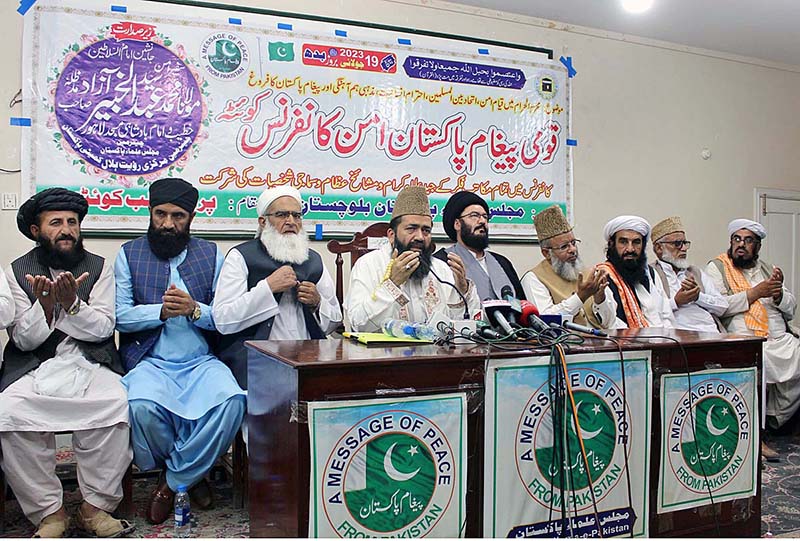 Ruet-e-Hilal Committee Chairman Maulana Abdul Khabir Azad addressing Quami Paigham-e-Pakistan Aman Conference