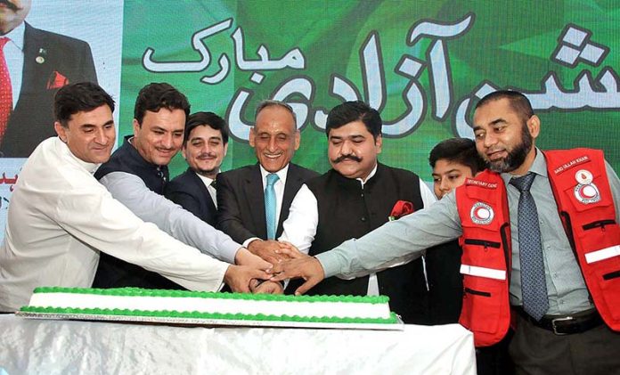 Chairman Pakistan Red Crescent Society Sardar Shahid Ahmed Laghari along with other PRCS members cutting cake on the occasion of 77th Independence Day celebration