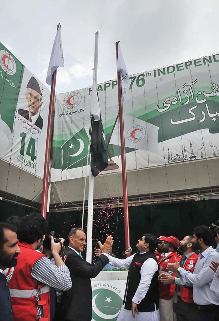 Chairman Pakistan Red Crescent Society Sardar Shahid Ahmed Laghari along with other PRCS members cutting cake on the occasion of 77th Independence Day celebration