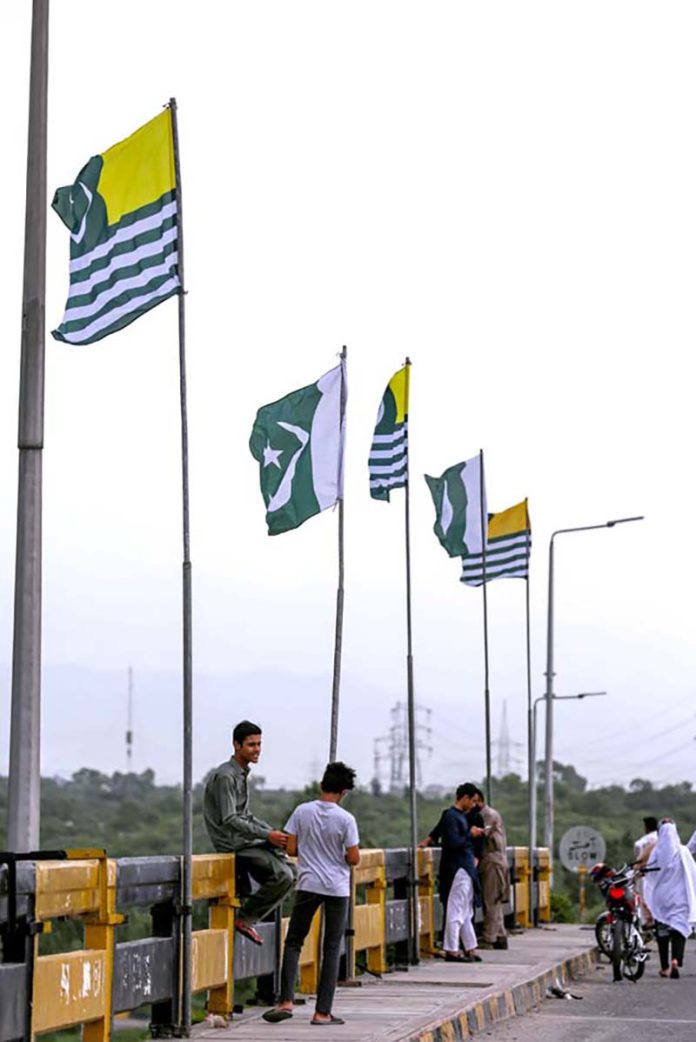 Flags displayed on bridges, urge people to mark the Youm-e-Istehsal ...