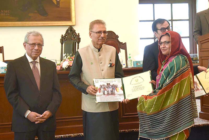 President Dr. Arif Alvi distributes certificates among the participants ...