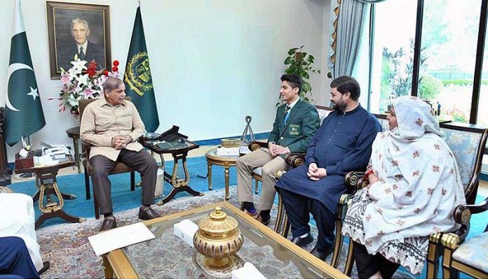 Prime Minister Muhammad Shehbaz Sharif received Hamza Khan, winner of the World Junior Squash Championship alongwith his parents in the Prime Minister's House