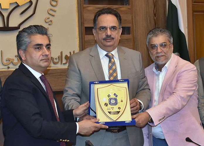 President Chamber of Commerce Abdul Ghafor Malik presenting a shield to Dr Farid Iqbal Qureshi Secretary Trade Development Authority Pakistan at SCCI