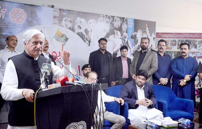 Former President and Prime Minister of Azad Jammu and Kashmir Sardar Mohammed Yaqoob Khan addressing a pictorial exhibition ceremony on 'Kashmir Exploitation Day ‘at Arts Council of Pakistan