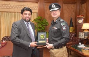 Governor Sindh Kamran Khan Tessori presenting the shield to IG Sindh Rafat Mukhtar at the Governor House