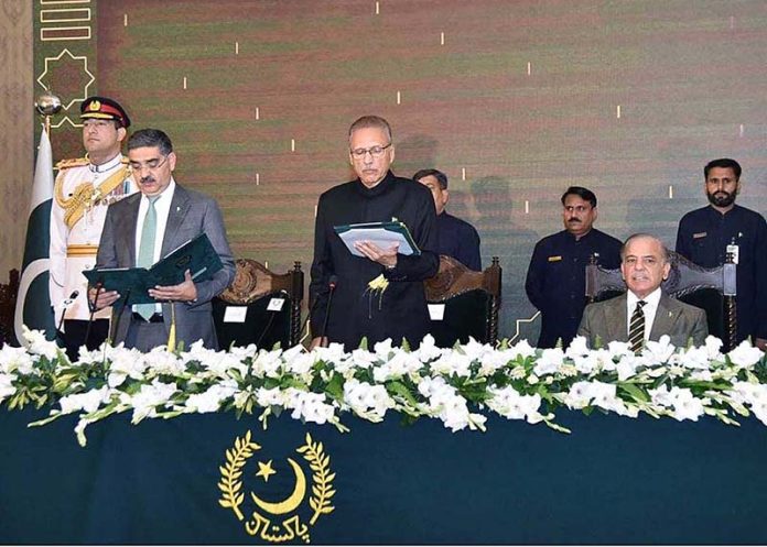 President Dr Arif Alvi Administering The Oath Of Office To Anwar Ul Haq Kakar As The Caretaker