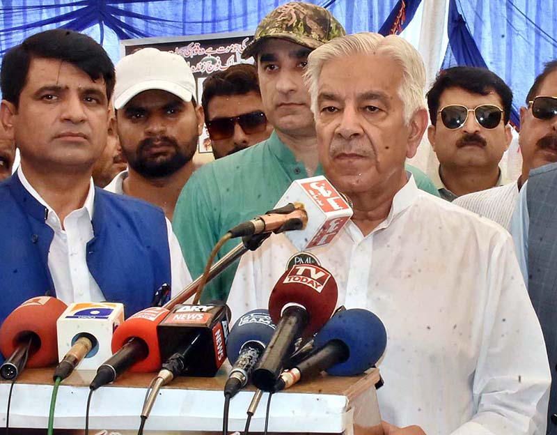 Former Defence Minister Khawaja Muhammad Asif offering Fateha after laying wreath on the grave of Army Martyrs at Chawinda