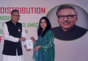  President Dr. Arif Alvi giving away a shield to lady doctor during a programme titled 'Spirit of Female Enterpreneurship and Medical Leadership' organized by Sehat Kahani at a local hotel.