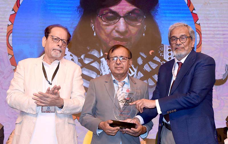 Caretaker Sindh Chief Minister Justice (R) Maqbool Baqar gives away a souvenir to a leading regional literary figure during the International Urdu Conference at the Arts Council of Pakistan.