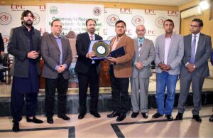 Dr Arshad Ali, Associate Professor Center for media and Communication Studies receiving award from Punjab Higher Education Commission Chairman, Dr. Shahid Munir, Punjab University Vice Chancellor Dr. Khalid Mehmood, Press Club President Azam Chaudhry, Secretary Abdul Majeed Sajid and Senior Journalist Adnan Lodhi are also present, PHEC for those members of the club who are working journalists was awarded with the Award of Excellence in a joint ceremony at Lahore Press Club